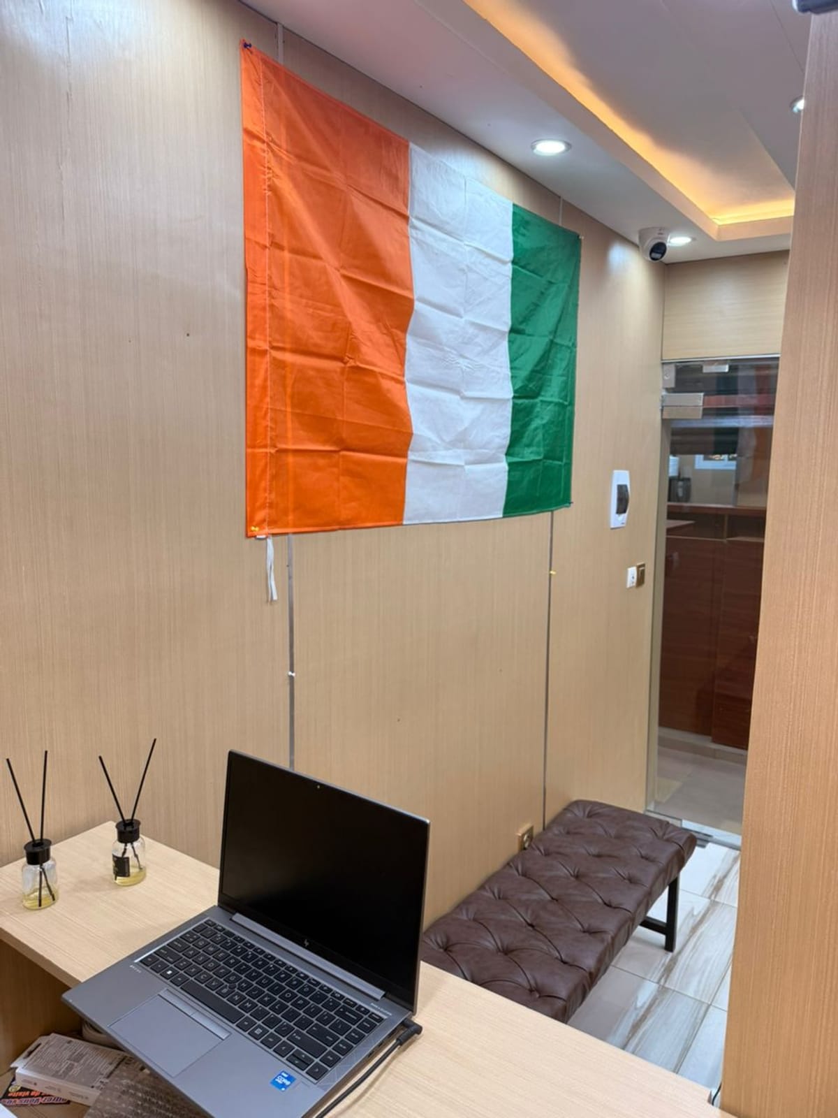 Coin accueil de la boutique, drapeau ivoirien et banquette
