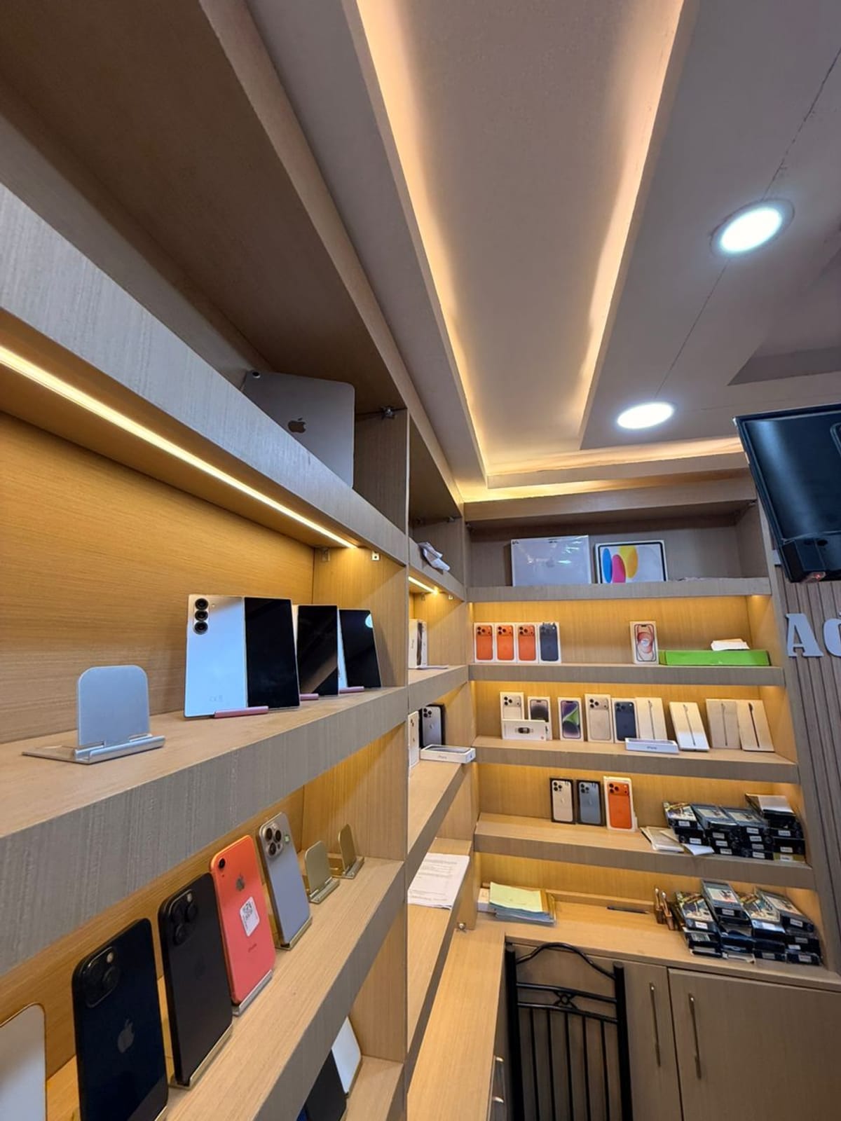 Vue d’ensemble de la boutique, étagères et plafond lumineux
