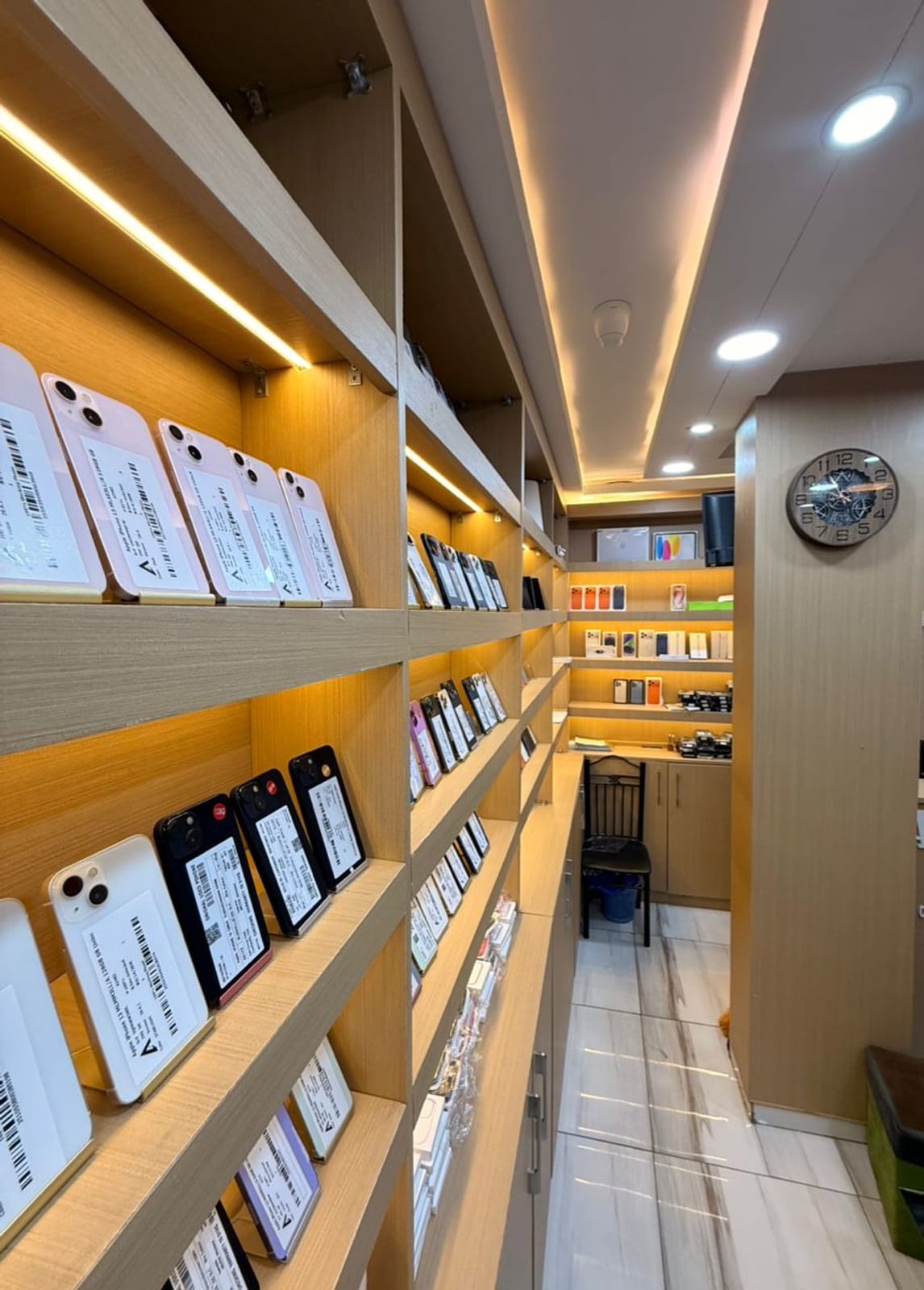L’allée de la boutique, iPhone 13 au premier plan, comptoir au fond