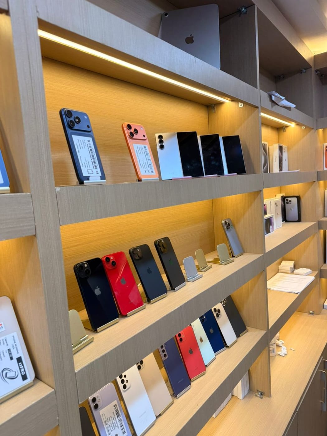 iPhone, Samsung et Galaxy Z Fold exposés sur les étagères