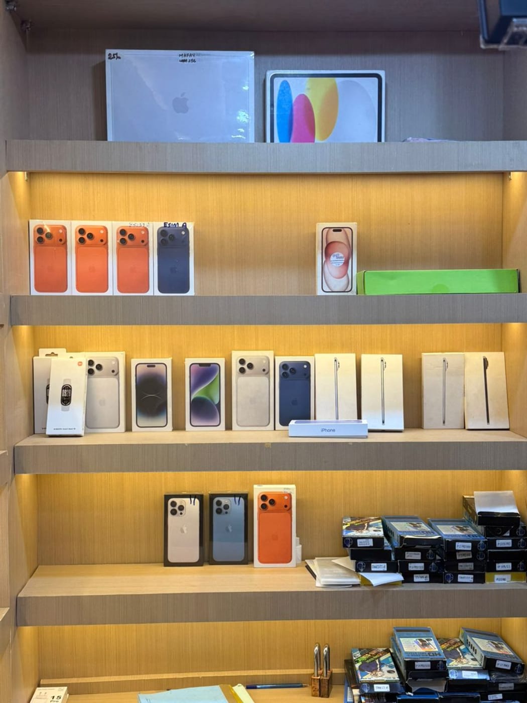 Vitrine de boîtes scellées : iPhone, iPad et MacBook