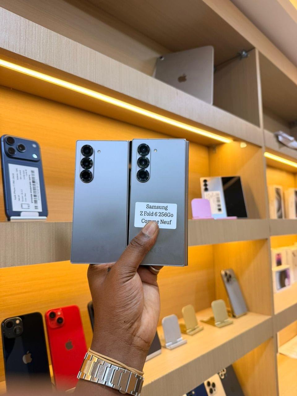 Samsung Galaxy Z Fold 6 gris, ouvert, vu de dos, tenu en main dans la boutique