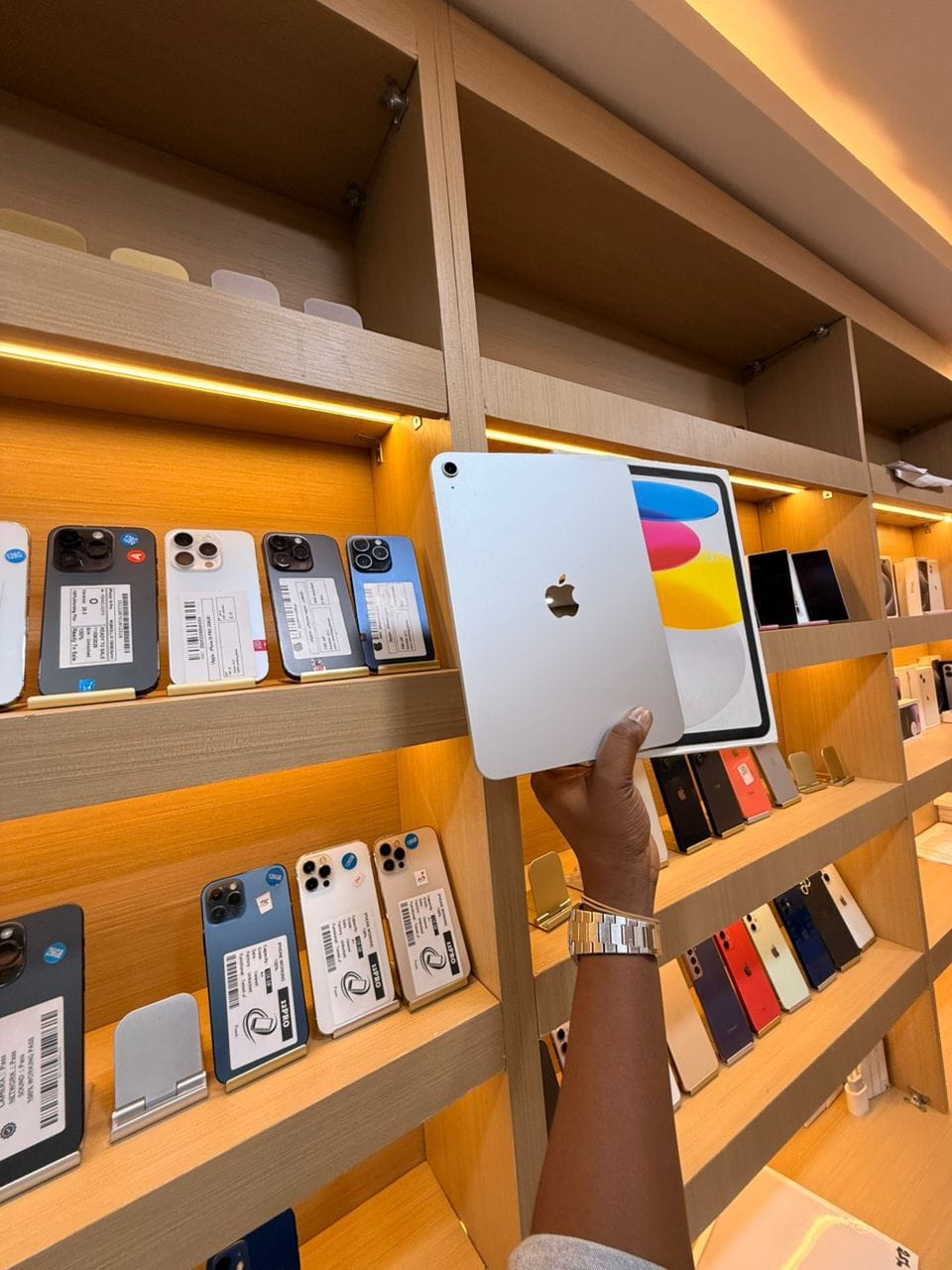 iPad argent avec sa boîte, tenu en main dans la boutique