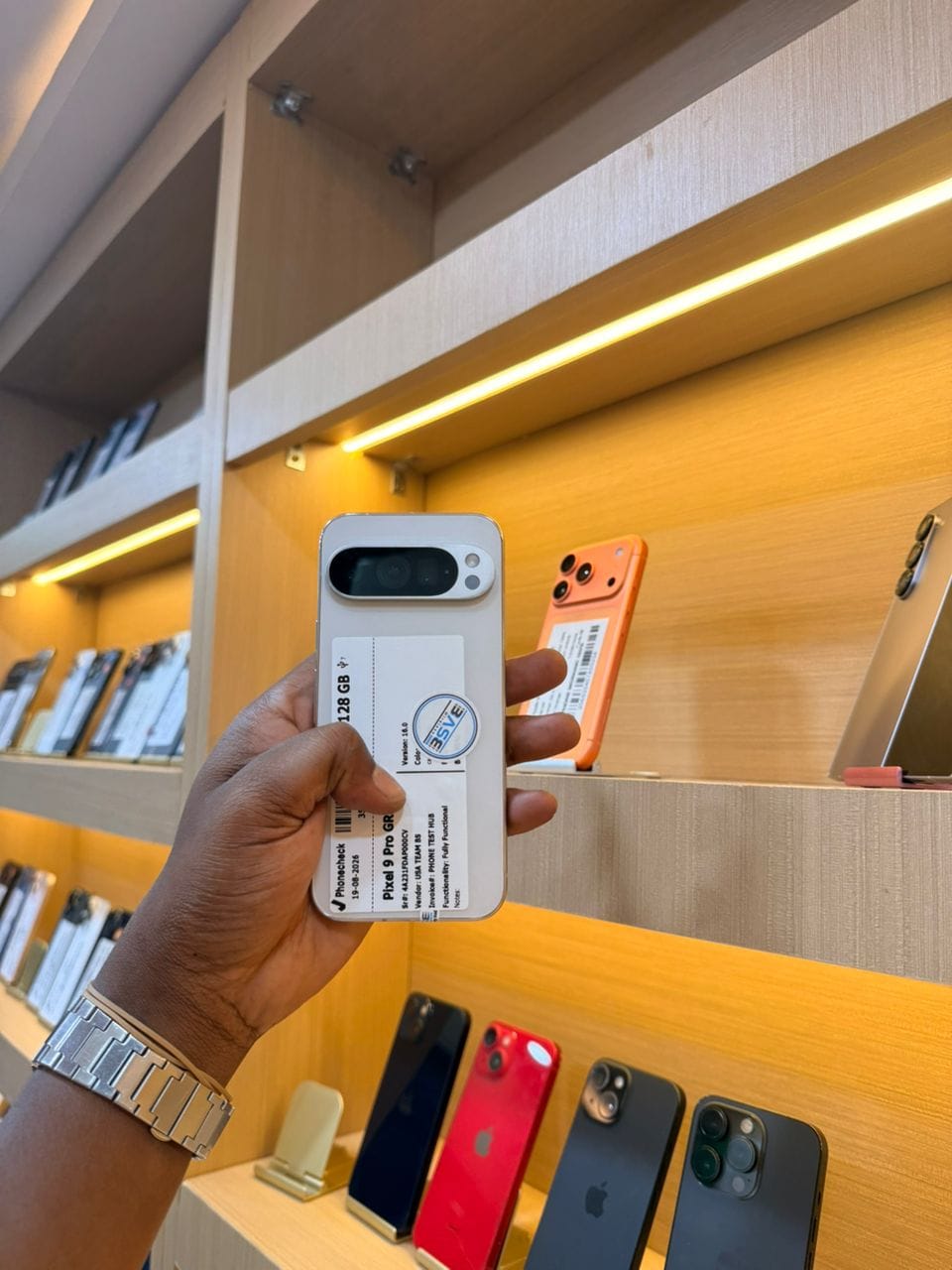 Google Pixel 9 Pro blanc, vu de dos, tenu en main dans la boutique